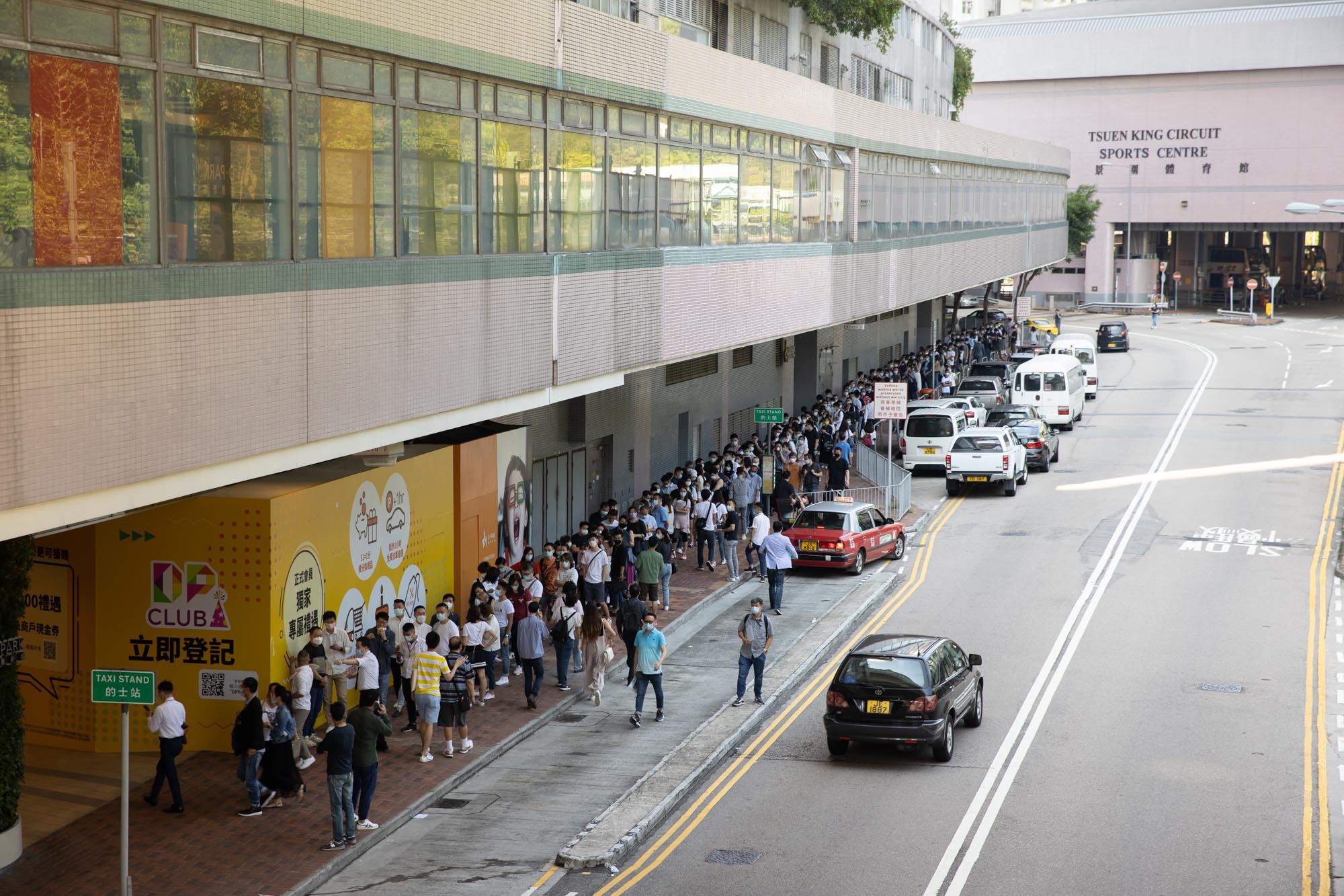 柏傲莊旺場連收逾4000票 買家最長排隊8 小時睇示範(fàn)單位