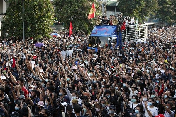 曼谷再現(xiàn)大型示威 警方逾萬警力應對