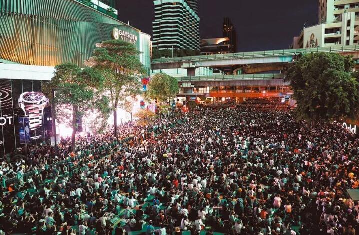 曼谷示威持續(xù) 泰國(guó)總理：若局勢(shì)升級(jí)或?qū)嵤┫? title=