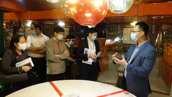 袁國勇巡視飲食業(yè)防疫措施