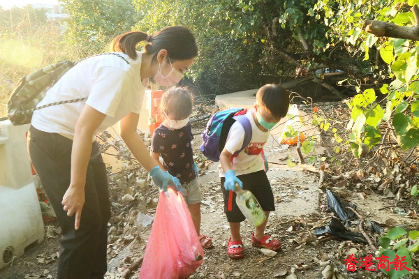 圖集 | 最佳身教！母帶子女西貢執(zhí)垃圾為環(huán)保出力