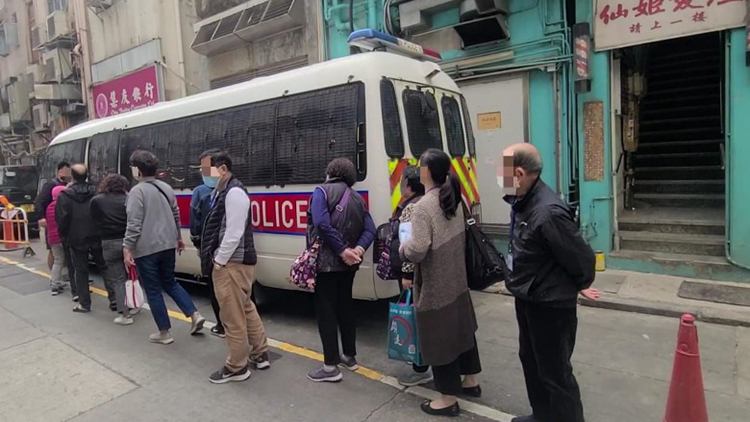 警方聯(lián)同食環(huán)署西區(qū)打擊違限聚令行動 拘捕13人