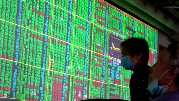 臺(tái)股尾盤翻黑收跌9點(diǎn) 守住18200關(guān)卡