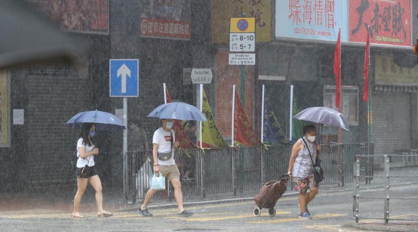 「暹芭」逞威吹斷內(nèi)地工程船 飛行隊(duì)闖「暹芭」風(fēng)眼怒海救三人