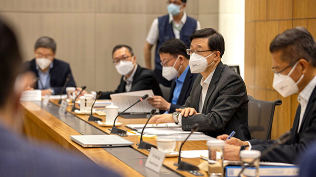 8號(hào)波風(fēng)雨無(wú)阻 休息日連續(xù)返工 新官上任特首超忙