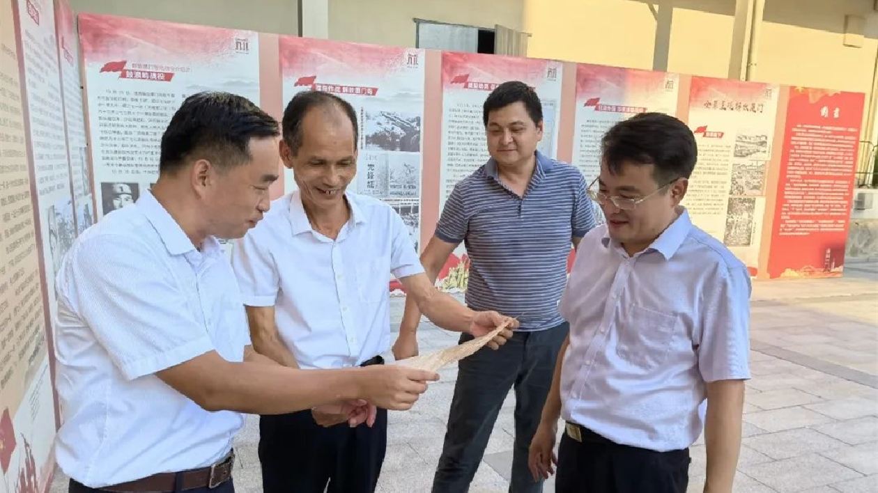 收藏家向廈門湖里區(qū)贈(zèng)送史料