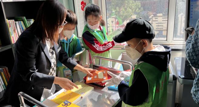 公益捐助，愛心圓夢(mèng) 長(zhǎng)春市圖書館開展「義務(wù)小館員」文化志願(yuàn)者節(jié)日關(guān)愛行動(dòng)