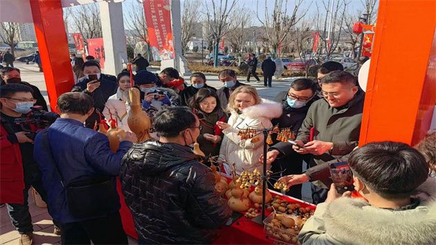 俄羅斯友人煙臺樂享元宵節(jié)