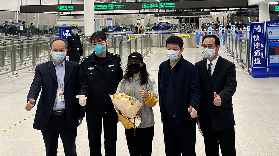 有片｜皇崗口岸恢復24小時通關(guān) 首位香港旅客零時抵深