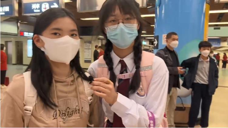 有片｜跨境學(xué)童抵港搭乘港鐵上課：終於結(jié)束上網(wǎng)課 期待與同學(xué)見(jiàn)面