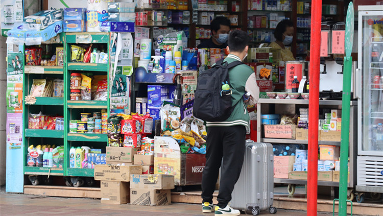有片丨上水重見內(nèi)地客 有家長(zhǎng)來(lái)港替跨境學(xué)童購(gòu)校服