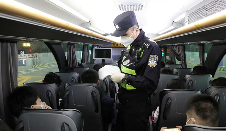 港珠澳大橋珠?？诎队竿P(guān)」後首批香港跨境學生