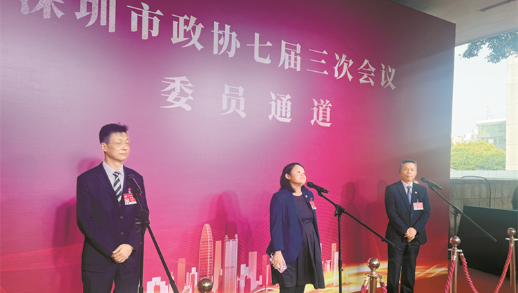 本報記者現(xiàn)場提問政協(xié)委員 李培埡籲教育融合促深港交流