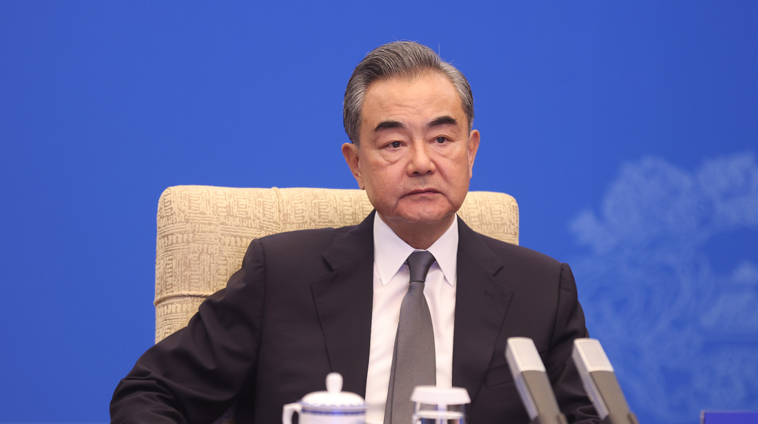 王毅在結(jié)束歐洲、俄羅斯之行後接受中央媒體採(cǎi)訪