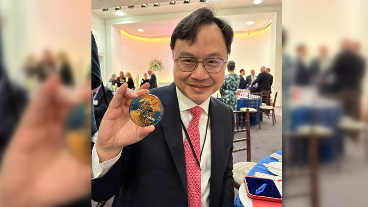 無創(chuàng)產(chǎn)前檢測之父盧煜明獲獎 感謝研究團隊同行25年