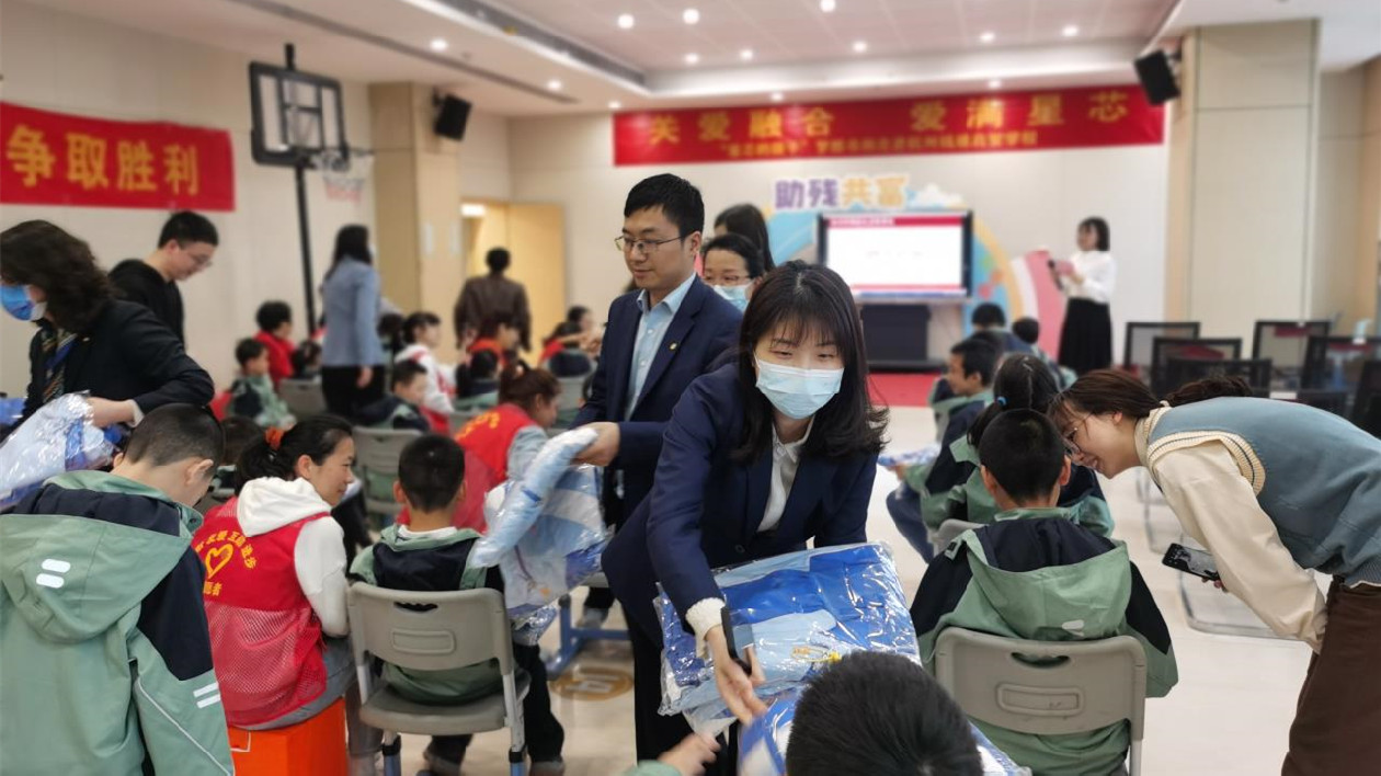 「星芯的孩子」夢(mèng)想書(shū)畫(huà)走進(jìn)錢(qián)塘啟智學(xué)校