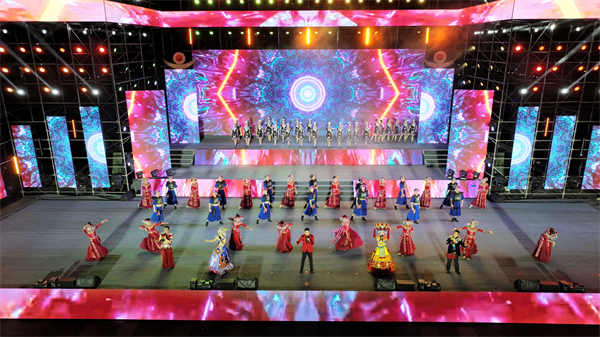 「大地情深」全國(guó)優(yōu)秀群眾文藝作品示範(fàn)性巡演在四川興文舉行