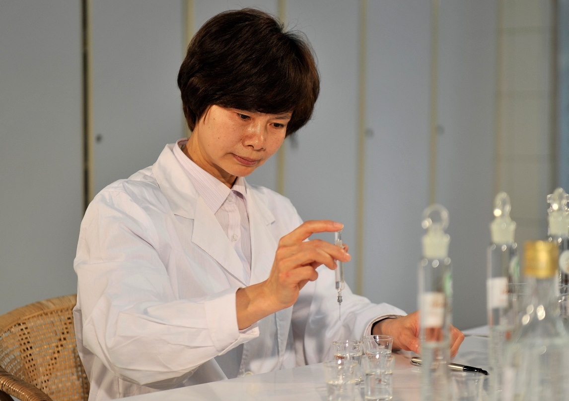 致敬勞動(dòng)者｜五糧液勾調(diào)大師範(fàn)國(guó)瓊：承父輩旗幟之使命  行「大國(guó)工匠」之初心