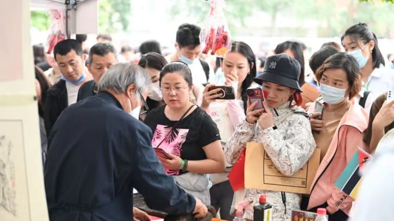 有片丨山西絳州木版年畫在北語留學(xué)生圈火了！