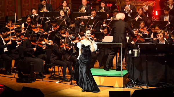 【娛樂(lè)】龍婷「星夢(mèng)交響慈善音樂(lè)會(huì)」 經(jīng)典金曲引領(lǐng)觀眾穿越時(shí)空