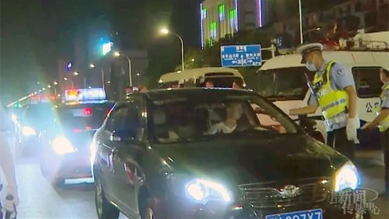 營口市公安局開展夏夜治安巡查 嚴防發(fā)生社會治安案件