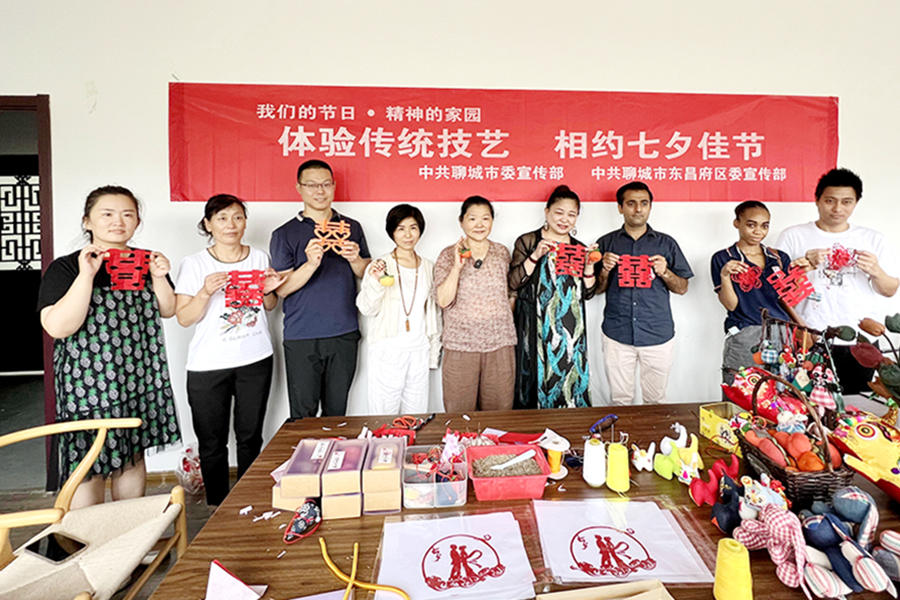 【外眼看聊城】紡織、刺繡、剪紙……外國友人「沉浸式」體驗七夕民俗