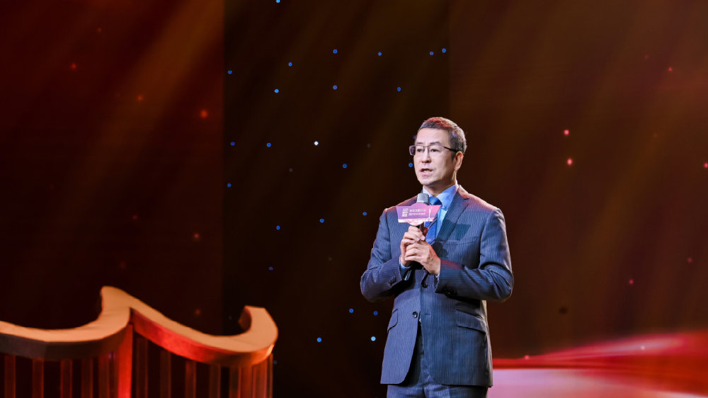 有片 | 央視主持人白巖松獲頒「深圳關(guān)愛行動推廣人」