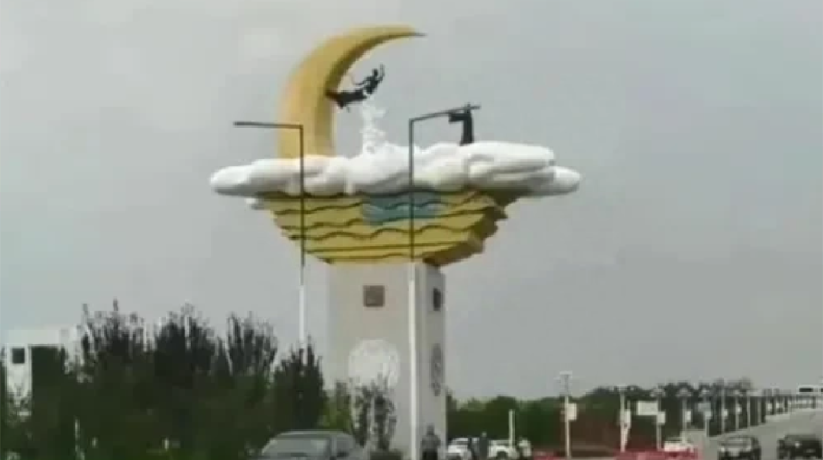 河南魯山通報(bào)715萬元建雕塑：住建局局長免職 將全面審查