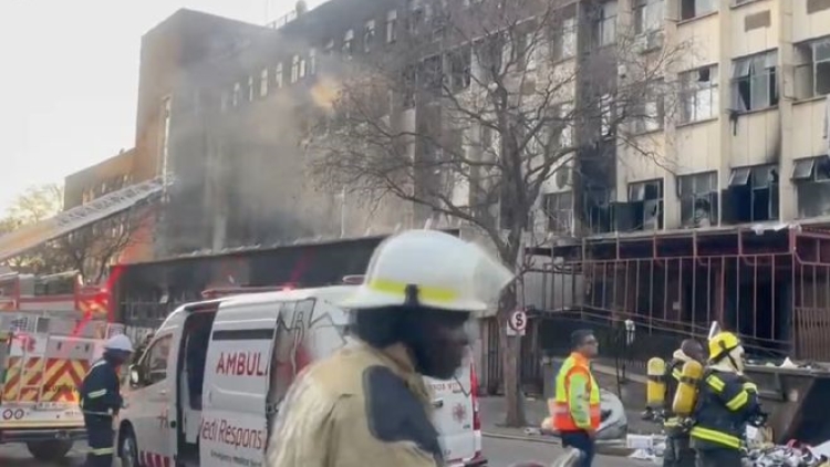 南非約堡火災(zāi)死亡人數(shù)升至76人 遺體身份識(shí)別面臨挑戰(zhàn)