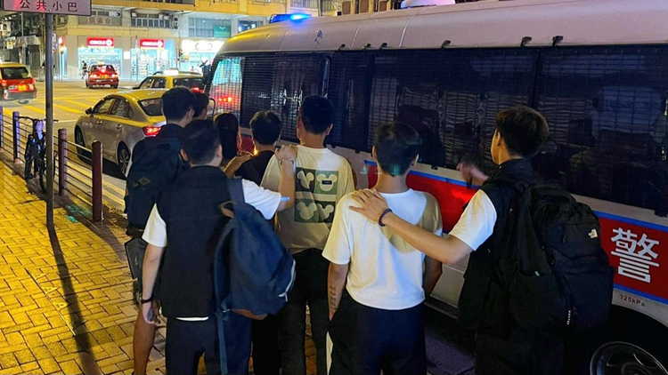 警方西九龍搗破非法賭檔及毒窟 拘捕12人