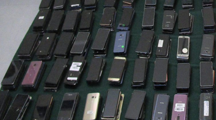 海關(guān)落馬洲管制站檢約2000部舊手機 拘8人