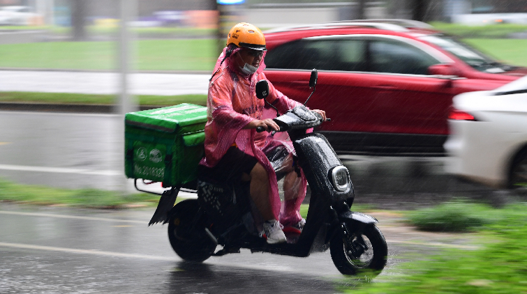 分區(qū)暴雨紅色預(yù)警信號(hào)生效中！深圳全市進(jìn)入暴雨緊急防禦狀態(tài)！