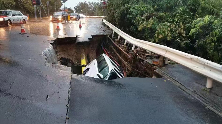 黑雨襲港｜警方：淺水灣道迴旋處路陷 私家車墮坑無(wú)人受傷