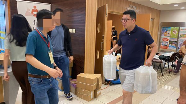 劉國勳到庇護(hù)中心協(xié)助受暴雨影響市民