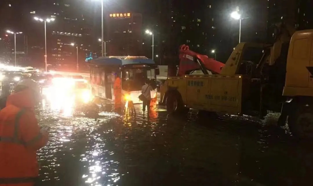 深圳市區(qū)水務(wù)部門全力以赴進(jìn)行防汛調(diào)度 保障供排水設(shè)施正常運(yùn)行