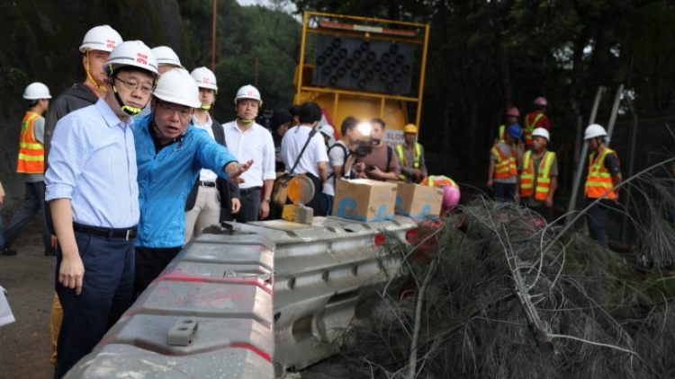 李家超抵石澳道視察：各部門爭(zhēng)分奪秒搶修 料今晚可打通道路連接