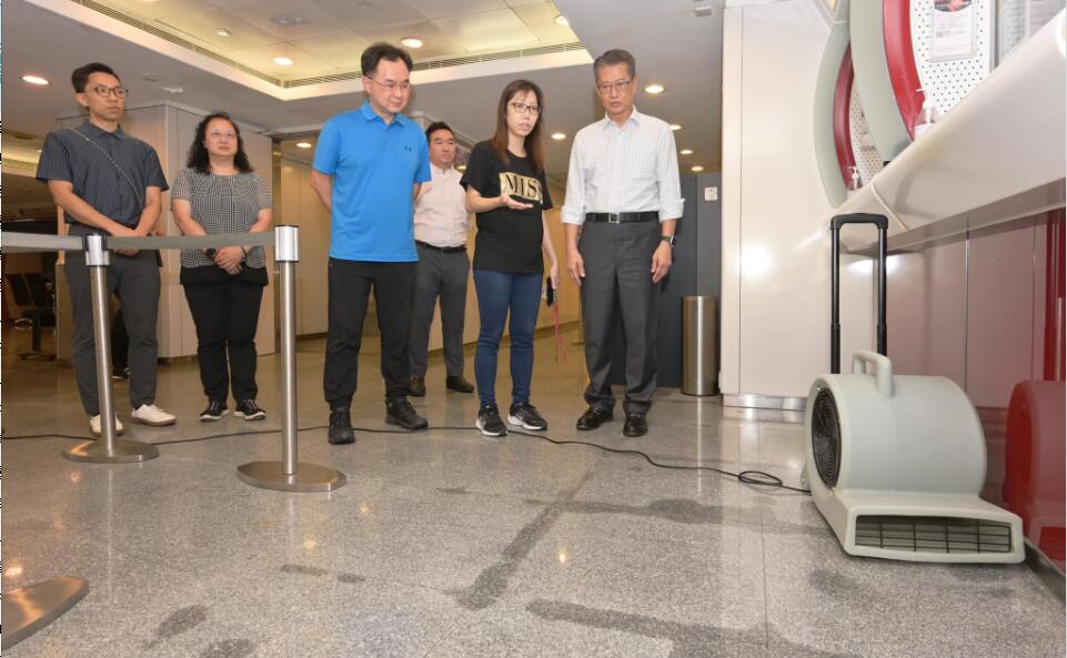 陳茂波視察主要金融機(jī)構(gòu)  為明天復(fù)市做足充分準(zhǔn)備