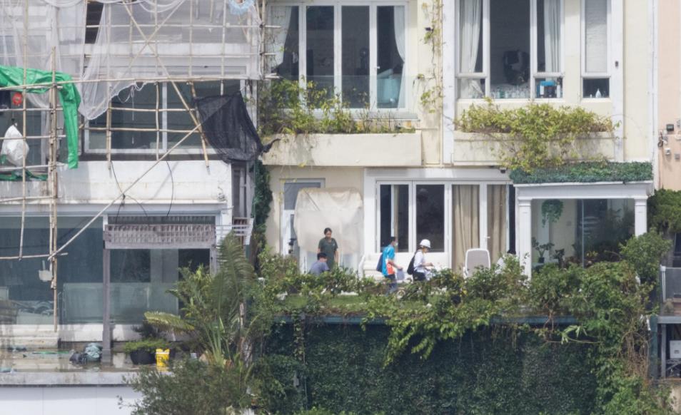 屋宇署人員進(jìn)入紅山半島74號獨(dú)立屋視察 將加固山坡工程