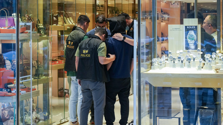 尖沙咀表行劫案2人被捕 警方今午押解疑犯到現(xiàn)場重組案情