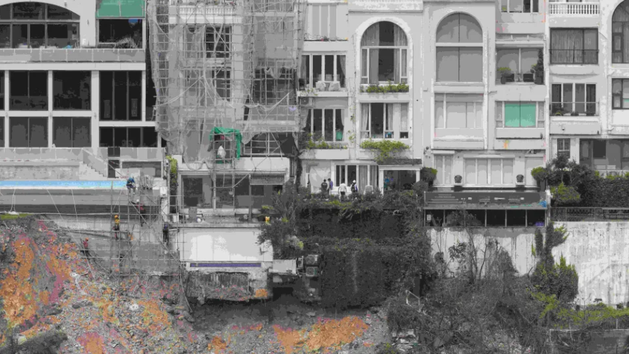 政府人員進入紅山半島74號屋調(diào)查 警員到場