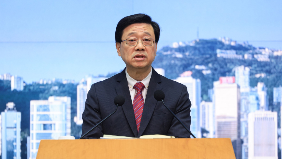 李家超下午落區(qū) 到訪荃灣長者鄰舍中心