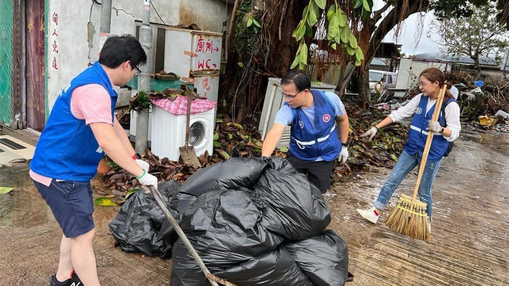 「地區(qū)之眼」體察社情民意 關(guān)愛(ài)隊(duì)與居民風(fēng)雨同路
