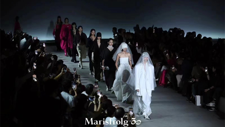 聚焦深圳時(shí)裝周首秀！「數(shù)字藝術(shù)與時(shí)尚」點(diǎn)亮大浪時(shí)尚小鎮(zhèn)之夜