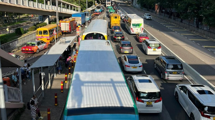 香港仔海傍道發(fā)生5車串燒意外致大塞車 3司機(jī)1乘客輕傷