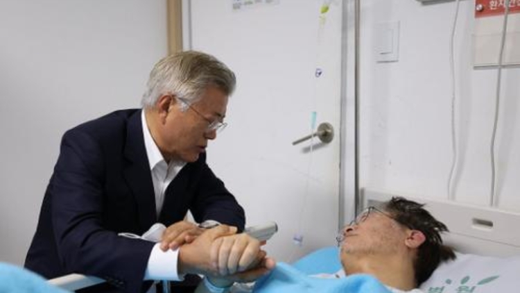 韓前總統(tǒng)文在寅探望李在明，勸說其停止絕食抗議
