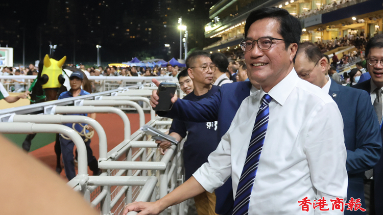 有片｜黃偉綸入馬場(chǎng)親身感受「香港夜繽紛 」