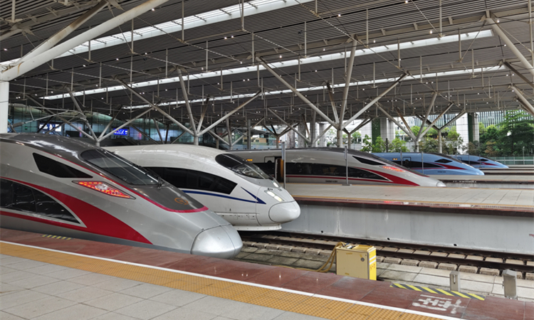 雙節(jié)「超級(jí)黃金周」即將來(lái)臨   深圳鐵路全面做好準(zhǔn)備