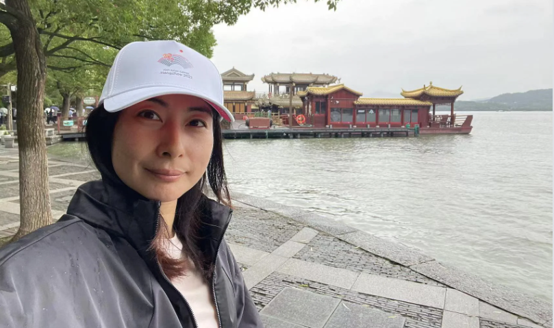 郭晶晶雨中打卡杭州西湖 贊詩情畫意美