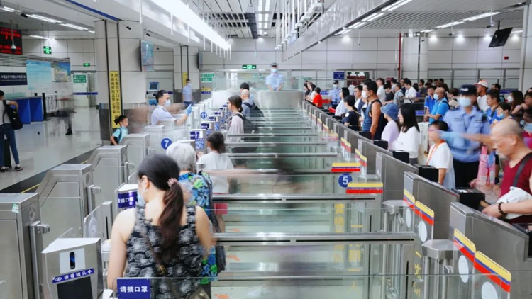 深圳口岸客流峰值或?qū)⑼黄?0萬人次！請錯峰出行→