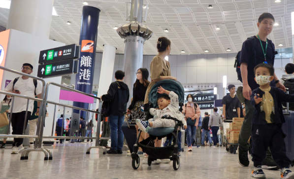 入境處料今日近50萬人次經(jīng)陸路出境 港珠澳大橋口岸一度現(xiàn)過境人龍